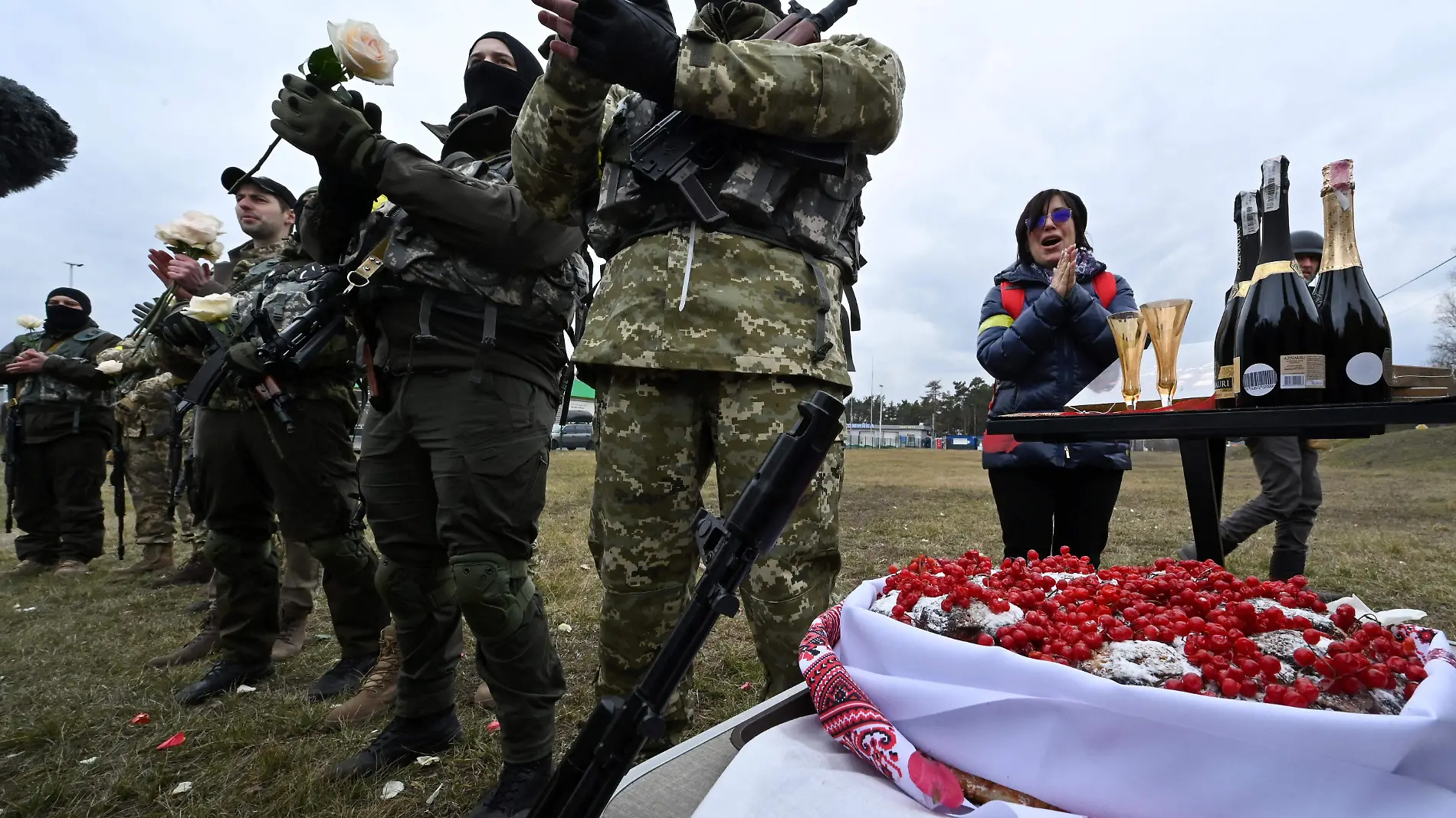 Así fue la boda entre dos integrantes de la resistencia ucraniana en plena ofensiva rusa